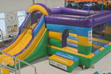 Eladó Új Szivárvány Csúszdás Ugráló

Gyártási év: 2025.04
Mérete: 5m x 7m x 3,5m
Állapota: új

Ára: 1.350.000 Ft+ÁFA

Tartozékok: Befúvó motor, rögzítő vascövekek, alátétfólia, műszaki vizsga (érvényes: 2028.04.),  javító készlet