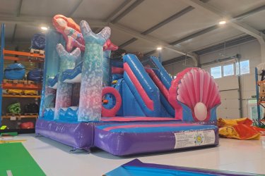 Eladó Sellő Csúszdás Ugráló

Gyártási év: 2025.03.
Mérete: 4m x 5m x 4m
Állapota: új

Ára: 990.000 Ft+ÁFA

Tartozékok: Befúvó motor, rögzítő vascövekek, alátétfólia, műszaki vizsga (érvényes: 2028.05.),  javító készlet