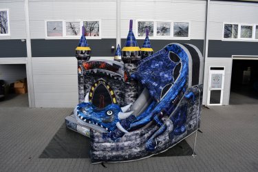 Eladó Blue Dragon Csúszdás Ugráló (Légvár)&#13;&#10;&#13;&#10;Gyártási év: 2025.02.&#13;&#10;&#13;&#10;Mérete: 5m x 4,7m x 4,2m&#13;&#10;&#13;&#10;Állapota: kitűnő állapotban&#13;&#10;&#13;&#10;Ára: 899.000 Ft+ÁFA&#13;&#10;&#13;&#10;Tartozékok: befúvó motor, rögzítő vascövekek, műszaki vizsga, (érvényessége: 2028.02.13.), javító készlet&#13;&#10;&#13;&#10;Átvételi időpont: 2025.10.13-tól