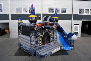 Eladó Blue Dragon Csúszdás Ugráló (Légvár)&#13;&#10;&#13;&#10;Gyártási év: 2025.02.&#13;&#10;&#13;&#10;Mérete: 5m x 4,7m x 4,2m&#13;&#10;&#13;&#10;Állapota: kitűnő állapotban&#13;&#10;&#13;&#10;Ára: 899.000 Ft+ÁFA&#13;&#10;&#13;&#10;Tartozékok: befúvó motor, rögzítő vascövekek, műszaki vizsga, (érvényessége: 2028.02.13.), javító készlet&#13;&#10;&#13;&#10;Átvételi időpont: 2025.10.13-tól