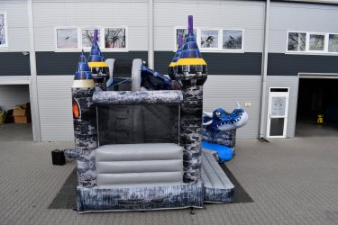 Eladó Blue Dragon Csúszdás Ugráló (Légvár)&#13;&#10;&#13;&#10;Gyártási év: 2025.02.&#13;&#10;&#13;&#10;Mérete: 5m x 4,7m x 4,2m&#13;&#10;&#13;&#10;Állapota: kitűnő állapotban&#13;&#10;&#13;&#10;Ára: 899.000 Ft+ÁFA&#13;&#10;&#13;&#10;Tartozékok: befúvó motor, rögzítő vascövekek, műszaki vizsga, (érvényessége: 2028.02.13.), javító készlet&#13;&#10;&#13;&#10;Átvételi időpont: 2025.10.13-tól