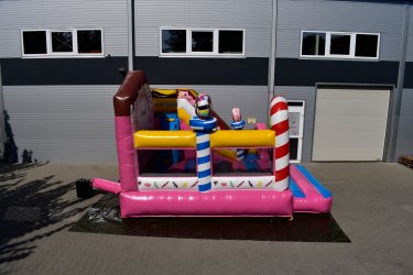 Eladó Candy Csúszdás Ugráló (Légvár)&#13;&#10;&#13;&#10;Gyártási év: 2024.02.&#13;&#10;&#13;&#10;Mérete: 4,1m x 4,9m x 3,3m&#13;&#10;&#13;&#10;Állapota: kitűnő állapotban&#13;&#10;&#13;&#10;Ára: 799.000 Ft+ÁFA&#13;&#10;&#13;&#10;Tartozékok: befúvó motor, rögzítő vascövekek, műszaki vizsga, (érvényessége: 2027.02.15.), javító készlet&#13;&#10;&#13;&#10;Átvételi időpont: 2025.10.12-től