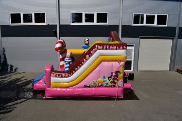 Eladó Candy Csúszdás Ugráló (Légvár)&#13;&#10;&#13;&#10;Gyártási év: 2024.02.&#13;&#10;&#13;&#10;Mérete: 4,1m x 4,9m x 3,3m&#13;&#10;&#13;&#10;Állapota: kitűnő állapotban&#13;&#10;&#13;&#10;Ára: 799.000 Ft+ÁFA&#13;&#10;&#13;&#10;Tartozékok: befúvó motor, rögzítő vascövekek, műszaki vizsga, (érvényessége: 2027.02.15.), javító készlet&#13;&#10;&#13;&#10;Átvételi időpont: 2025.10.12-től