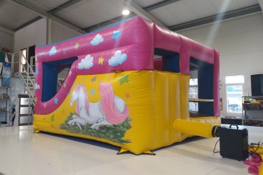 Eladó Unikornis Csúszdás Ugráló (Légvár)&#13;&#10;&#13;&#10;Gyártási év: 2024.01.&#13;&#10;&#13;&#10;Mérete: 4m x 4,7m x 2,5m&#13;&#10;&#13;&#10;Állapota: kitűnő állapotban, angol ponyvából készült&#13;&#10;&#13;&#10;Ára: 799.000 Ft+ÁFA&#13;&#10;&#13;&#10;Tartozékok: befúvó motor, rögzítő vascövekek, műszaki vizsga, (érvényessége: 2027.11.27.), javító készlet&#13;&#10;&#13;&#10;Átvételi időpont: 2025.10.20.tól