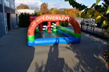 Eladó Lóverseny Pálya (Légvár)&#13;&#10;&#13;&#10;Gyártási év: 2025.04.&#13;&#10;&#13;&#10;Mérete: 5m x 10m x 2,6m&#13;&#10;&#13;&#10;Állapota: kitűnő állapotban&#13;&#10;&#13;&#10;Ára: 899.000 Ft+ÁFA&#13;&#10;&#13;&#10;Tartozékok: befúvó motor, rögzítő vascövekek, műszaki vizsga, (érvényessége: 2028.04.15.), felfújható lovacskák (3db gyermek + 3db felnőtt), pumpa a lovacskák felfújásához, javító készlet&#13;&#10;&#13;&#10;Átvételi időpont: Azonnal vihető