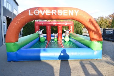 Eladó Lóverseny Pálya (Légvár)&#13;&#10;&#13;&#10;Gyártási év: 2025.04.&#13;&#10;&#13;&#10;Mérete: 5m x 10m x 2,6m&#13;&#10;&#13;&#10;Állapota: kitűnő állapotban&#13;&#10;&#13;&#10;Ára: 899.000 Ft+ÁFA&#13;&#10;&#13;&#10;Tartozékok: befúvó motor, rögzítő vascövekek, műszaki vizsga, (érvényessége: 2028.04.15.), felfújható lovacskák (3db gyermek + 3db felnőtt), pumpa a lovacskák felfújásához, javító készlet&#13;&#10;&#13;&#10;Átvételi időpont: Azonnal vihető