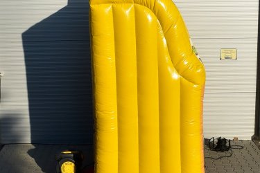 Eladó Cashbox (Légvár)&#13;&#10;&#13;&#10;Gyártási év: 2022&#13;&#10;&#13;&#10;Mérete: 2m x 2m x 3m&#13;&#10;&#13;&#10;Állapota: használt, jó állapotú&#13;&#10;&#13;&#10;Ára: 299.000 Ft+ÁFA&#13;&#10;&#13;&#10;Tartozékok: 2db befúvó motor, rögzítő vascövekek, javító készlet&#13;&#10;&#13;&#10;Átvételi időpont: 2025.11.03-tól