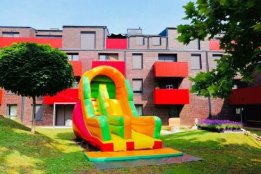 Eladó Óriás Csúszda (Légvár)&#13;&#10;&#13;&#10;Gyártási év: 2020&#13;&#10;&#13;&#10;Mérete: 3,5m x 6m x 5m&#13;&#10;&#13;&#10;Állapota: kiváló állapotban, angol ponyvából készült&#13;&#10;&#13;&#10;Ára: 730.000 Ft&#13;&#10;&#13;&#10;Tartozékok: befúvó motor, rögzítő vascövekek, műszaki vizsga, (érvényessége: 2028.01.), javító készlet&#13;&#10;&#13;&#10;Átvételi időpont: Azonnal vihető
