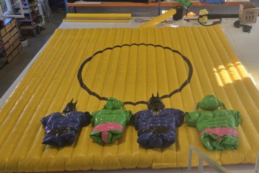 Eladó Batman és Hulk Szumó (Légvár)&#13;&#10;&#13;&#10;Gyártási év: 2025.07.&#13;&#10;&#13;&#10;Mérete: 6m x 6m (felfújható matrac)&#13;&#10;&#13;&#10;Állapota: új&#13;&#10;&#13;&#10;Ára: 799.000 Ft+ÁFA&#13;&#10;&#13;&#10;Tartozékok: 2 db gyermek és 2 db felnőtt méretű ruha, befúvó motor, rögzítő vascövekek,  műszaki vizsga, javító készlet&#13;&#10;&#13;&#10;Átvételi időpont: Azonnal vihető