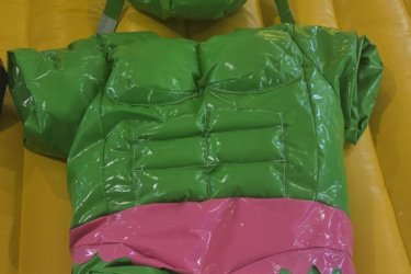 Eladó Batman és Hulk Szumó (Légvár)&#13;&#10;&#13;&#10;Gyártási év: 2025.07.&#13;&#10;&#13;&#10;Mérete: 6m x 6m (felfújható matrac)&#13;&#10;&#13;&#10;Állapota: új&#13;&#10;&#13;&#10;Ára: 799.000 Ft+ÁFA&#13;&#10;&#13;&#10;Tartozékok: 2 db gyermek és 2 db felnőtt méretű ruha, befúvó motor, rögzítő vascövekek,  műszaki vizsga, javító készlet&#13;&#10;&#13;&#10;Átvételi időpont: Azonnal vihető