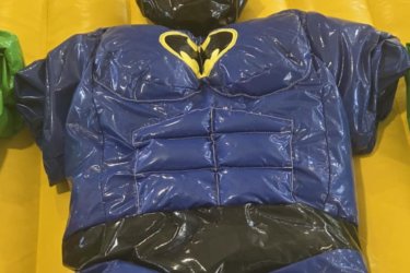 Eladó Batman és Hulk Szumó (Légvár)&#13;&#10;&#13;&#10;Gyártási év: 2025.07.&#13;&#10;&#13;&#10;Mérete: 6m x 6m (felfújható matrac)&#13;&#10;&#13;&#10;Állapota: új&#13;&#10;&#13;&#10;Ára: 799.000 Ft+ÁFA&#13;&#10;&#13;&#10;Tartozékok: 2 db gyermek és 2 db felnőtt méretű ruha, befúvó motor, rögzítő vascövekek,  műszaki vizsga, javító készlet&#13;&#10;&#13;&#10;Átvételi időpont: Azonnal vihető