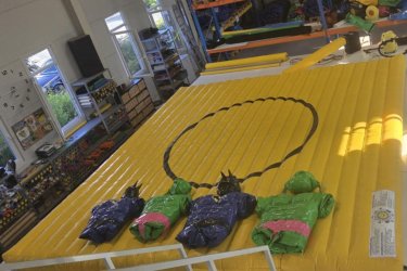 Eladó Batman és Hulk Szumó (Légvár)&#13;&#10;&#13;&#10;Gyártási év: 2025.07.&#13;&#10;&#13;&#10;Mérete: 6m x 6m (felfújható matrac)&#13;&#10;&#13;&#10;Állapota: új&#13;&#10;&#13;&#10;Ára: 799.000 Ft+ÁFA&#13;&#10;&#13;&#10;Tartozékok: 2 db gyermek és 2 db felnőtt méretű ruha, befúvó motor, rögzítő vascövekek,  műszaki vizsga, javító készlet&#13;&#10;&#13;&#10;Átvételi időpont: Azonnal vihető
