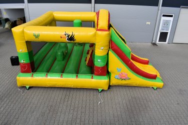 Eladó Dzsungel Csúszdás Ugráló&#13;&#10;Gyártási év: 2021&#13;&#10;&#13;&#10;Mérete: 5m x 7m x 3,5m&#13;&#10;&#13;&#10;Állapota: Jó állapotú&#13;&#10;&#13;&#10;Ára: 890.000 Ft+ÁFA&#13;&#10;&#13;&#10;Tartozékok: Befúvó motor, rögzítő vascövekek, műszaki vizsga (érvényes: 2028.04.)&#13;&#10;&#13;&#10;Átvételi időpont: Azonnal vihető