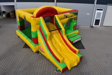 Eladó Dzsungel Csúszdás Ugráló&#13;&#10;Gyártási év: 2021&#13;&#10;&#13;&#10;Mérete: 5m x 7m x 3,5m&#13;&#10;&#13;&#10;Állapota: Jó állapotú&#13;&#10;&#13;&#10;Ára: 890.000 Ft+ÁFA&#13;&#10;&#13;&#10;Tartozékok: Befúvó motor, rögzítő vascövekek, műszaki vizsga (érvényes: 2028.04.)&#13;&#10;&#13;&#10;Átvételi időpont: Azonnal vihető