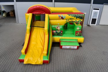 Eladó Dzsungel Csúszdás Ugráló&#13;&#10;Gyártási év: 2021&#13;&#10;&#13;&#10;Mérete: 5m x 7m x 3,5m&#13;&#10;&#13;&#10;Állapota: Jó állapotú&#13;&#10;&#13;&#10;Ára: 890.000 Ft+ÁFA&#13;&#10;&#13;&#10;Tartozékok: Befúvó motor, rögzítő vascövekek, műszaki vizsga (érvényes: 2028.04.)&#13;&#10;&#13;&#10;Átvételi időpont: Azonnal vihető