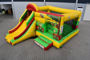 Eladó Dzsungel Csúszdás Ugráló&#13;&#10;Gyártási év: 2021&#13;&#10;&#13;&#10;Mérete: 5m x 7m x 3,5m&#13;&#10;&#13;&#10;Állapota: Jó állapotú&#13;&#10;&#13;&#10;Ára: 890.000 Ft+ÁFA&#13;&#10;&#13;&#10;Tartozékok: Befúvó motor, rögzítő vascövekek, műszaki vizsga (érvényes: 2028.04.)&#13;&#10;&#13;&#10;Átvételi időpont: Azonnal vihető