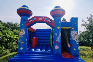 Eladó Ufós Csúszdás Ugráló&#13;&#10;Gyártási év: 2021&#13;&#10;&#13;&#10;Mérete: 6m x 4,8m x 4,5m&#13;&#10;&#13;&#10;Állapota: megkímélt&#13;&#10;&#13;&#10;Ára: 690.000 Ft+ÁFA&#13;&#10;&#13;&#10;Tartozékok: befúvó motor, rögzítő vascövekek, műszaki vizsga, javító készlet, tároló zsák&#13;&#10;&#13;&#10;Átvételi időpont: Azonnal vihető