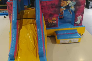 Eladó Cicás Csúszdás Ugráló