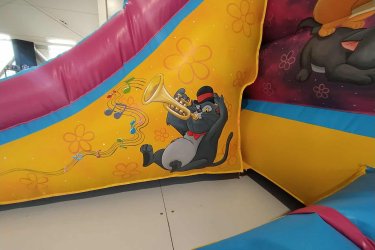 Eladó Cicás Csúszdás Ugráló&#13;&#10;Gyártási év: 2025&#13;&#10;&#13;&#10;Mérete: 5m x 7m x 3,5m&#13;&#10;&#13;&#10;Állapota: új&#13;&#10;&#13;&#10;Ára: 1.450.000 Ft+ÁFA&#13;&#10;&#13;&#10;Tartozékok: befúvó motor, rögzítő vascövekek, műszaki vizsga, javító készlet, tároló zsák&#13;&#10;&#13;&#10;Átvételi időpont: Azonnal vihető