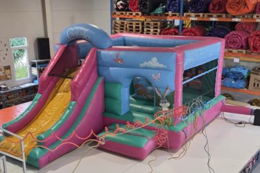 Eladó Castello Csúszdás Ugráló&#13;&#10;Gyártási év: 2019&#13;&#10;&#13;&#10;Mérete: 4,5m x 7m x 3,5m&#13;&#10;&#13;&#10;Állapota: használt&#13;&#10;&#13;&#10;Ára: 799.000 Ft+ÁFA&#13;&#10;&#13;&#10;Tartozékok: befúvó motor, rögzítő vascövekek, műszaki vizsga, javító készlet, tároló zsák&#13;&#10;&#13;&#10;Átvételi időpont: Azonnal vihető