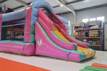 Eladó Castello Csúszdás Ugráló&#13;&#10;Gyártási év: 2019&#13;&#10;&#13;&#10;Mérete: 4,5m x 7m x 3,5m&#13;&#10;&#13;&#10;Állapota: használt&#13;&#10;&#13;&#10;Ára: 799.000 Ft+ÁFA&#13;&#10;&#13;&#10;Tartozékok: befúvó motor, rögzítő vascövekek, műszaki vizsga, javító készlet, tároló zsák&#13;&#10;&#13;&#10;Átvételi időpont: Azonnal vihető