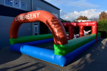 Remek sport és szórakozás egyben. Három lovas versenyezhet egyszerre egymás ellen felfújható paripáik nyergében ülve. Kül- és beltéren egyaránt felállítható! Ajánlott korosztály: 6-99 éves korig.