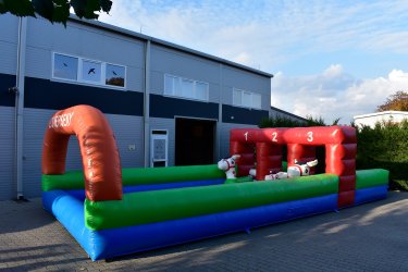 Remek sport és szórakozás egyben. Három lovas versenyezhet egyszerre egymás ellen felfújható paripáik nyergében ülve. Kül- és beltéren egyaránt felállítható! Ajánlott korosztály: 6-99 éves korig.