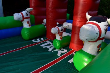 Remek sport és szórakozás egyben. Három lovas versenyezhet egyszerre egymás ellen felfújható paripáik nyergében ülve. Kül- és beltéren egyaránt felállítható! Ajánlott korosztály: 6-99 éves korig.