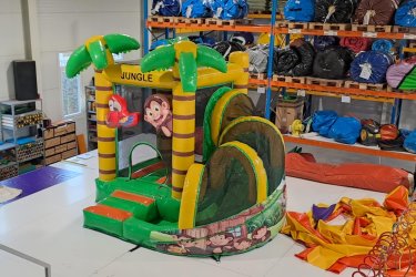 A legkisebb gyerkőcöknek való ugrálóvár kanyar-csúszdával. Egyszerre legfeljebb 3 gyermek használhatja. Kül- és beltéren egyaránt felállítható. Ajánlott korosztály: 2-6 éves korig.