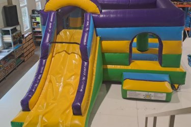 Bérelhető Szivárvány Csúszdás Ugráló