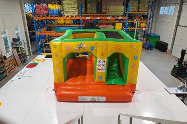 A gyerekek legkedveltebb játéka. Egyszerre legfeljebb 6-8 gyermek használhatja. Kül- és beltéren egyaránt felállítható! Ajánlott korosztály: 2-10 éves korig.&#13;&#10;&#13;&#10;Működtetésének feltételei:&#13;&#10;4×4,8 méteres sík terület, minimum 2,5 méter magas hely, valamint 230 V-os áram szükséges az 1,5 kW-os befúvó motor működtetéséhez.&#13;&#10;Online foglalás itt: https://www.elmenyjatek.hu/php/jatek-berles.php