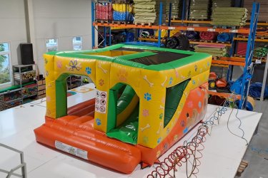 A gyerekek legkedveltebb játéka. Egyszerre legfeljebb 6-8 gyermek használhatja. Kül- és beltéren egyaránt felállítható! Ajánlott korosztály: 2-10 éves korig.&#13;&#10;&#13;&#10;Működtetésének feltételei:&#13;&#10;4×4,8 méteres sík terület, minimum 2,5 méter magas hely, valamint 230 V-os áram szükséges az 1,5 kW-os befúvó motor működtetéséhez.&#13;&#10;Online foglalás itt: https://www.elmenyjatek.hu/php/jatek-berles.php