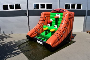 Remek ügyességi játék a kosárlabda kedvelőinek. A játék célja, hogy minél több pontot gyűjtsünk a kosárlabdák bedobásával. Ajánlott korosztály: 6-14 éves korig.&#13;&#10;&#13;&#10;Működtetésének feltételei:&#13;&#10;4×5 méteres sík terület, minimum 4 méter magas hely, valamint 230 V-os áram szükséges az 1,5 kW-os befúvó motor működtetéséhez.&#13;&#10;&#13;&#10;Online foglalás itt: http://www.elmenyjatek.hu/php/kosarlabda-palya.php