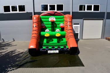 Remek ügyességi játék a kosárlabda kedvelőinek. A játék célja, hogy minél több pontot gyűjtsünk a kosárlabdák bedobásával. Ajánlott korosztály: 6-14 éves korig.&#13;&#10;&#13;&#10;Működtetésének feltételei:&#13;&#10;4×5 méteres sík terület, minimum 4 méter magas hely, valamint 230 V-os áram szükséges az 1,5 kW-os befúvó motor működtetéséhez.&#13;&#10;&#13;&#10;Online foglalás itt: http://www.elmenyjatek.hu/php/kosarlabda-palya.php