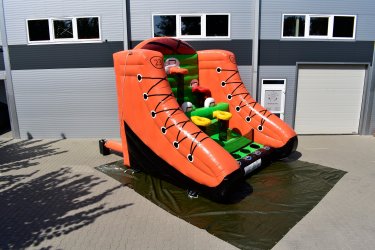 Remek ügyességi játék a kosárlabda kedvelőinek. A játék célja, hogy minél több pontot gyűjtsünk a kosárlabdák bedobásával. Ajánlott korosztály: 6-14 éves korig.&#13;&#10;&#13;&#10;Működtetésének feltételei:&#13;&#10;4×5 méteres sík terület, minimum 4 méter magas hely, valamint 230 V-os áram szükséges az 1,5 kW-os befúvó motor működtetéséhez.&#13;&#10;&#13;&#10;Online foglalás itt: http://www.elmenyjatek.hu/php/kosarlabda-palya.php