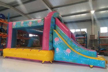 Eladó Spongya  Csúszdás Ugráló&#13;&#10;Gyártási év: 2025&#13;&#10;&#13;&#10;Mérete: 5m x 7m x 3,5m&#13;&#10;&#13;&#10;Állapota: új, angol ponyvából&#13;&#10;&#13;&#10;Ára: 1.400.000 Ft+ÁFA&#13;&#10;&#13;&#10;Tartozékok: befúvó motor, rögzítő vascövekek, műszaki vizsga, javító készlet&#13;&#10;&#13;&#10;Átvételi időpont: Azonnal vihető