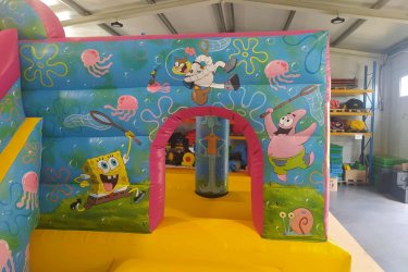 Eladó Spongya  Csúszdás Ugráló&#13;&#10;Gyártási év: 2025&#13;&#10;&#13;&#10;Mérete: 5m x 7m x 3,5m&#13;&#10;&#13;&#10;Állapota: új, angol ponyvából&#13;&#10;&#13;&#10;Ára: 1.400.000 Ft+ÁFA&#13;&#10;&#13;&#10;Tartozékok: befúvó motor, rögzítő vascövekek, műszaki vizsga, javító készlet&#13;&#10;&#13;&#10;Átvételi időpont: Azonnal vihető