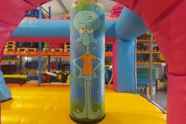 Eladó Spongya  Csúszdás Ugráló&#13;&#10;Gyártási év: 2025&#13;&#10;&#13;&#10;Mérete: 5m x 7m x 3,5m&#13;&#10;&#13;&#10;Állapota: új, angol ponyvából&#13;&#10;&#13;&#10;Ára: 1.400.000 Ft+ÁFA&#13;&#10;&#13;&#10;Tartozékok: befúvó motor, rögzítő vascövekek, műszaki vizsga, javító készlet&#13;&#10;&#13;&#10;Átvételi időpont: Azonnal vihető