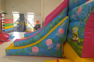 Eladó Spongya  Csúszdás Ugráló&#13;&#10;Gyártási év: 2025&#13;&#10;&#13;&#10;Mérete: 5m x 7m x 3,5m&#13;&#10;&#13;&#10;Állapota: új, angol ponyvából&#13;&#10;&#13;&#10;Ára: 1.400.000 Ft+ÁFA&#13;&#10;&#13;&#10;Tartozékok: befúvó motor, rögzítő vascövekek, műszaki vizsga, javító készlet&#13;&#10;&#13;&#10;Átvételi időpont: Azonnal vihető