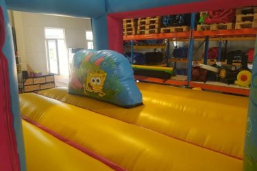 Eladó Spongya  Csúszdás Ugráló&#13;&#10;Gyártási év: 2025&#13;&#10;&#13;&#10;Mérete: 5m x 7m x 3,5m&#13;&#10;&#13;&#10;Állapota: új, angol ponyvából&#13;&#10;&#13;&#10;Ára: 1.400.000 Ft+ÁFA&#13;&#10;&#13;&#10;Tartozékok: befúvó motor, rögzítő vascövekek, műszaki vizsga, javító készlet&#13;&#10;&#13;&#10;Átvételi időpont: Azonnal vihető