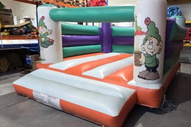 Eladó   Ugrálóvár&#13;&#10;Gyártási év: 2017&#13;&#10;&#13;&#10;Mérete: 4m x 5m x 2,5m&#13;&#10;&#13;&#10;Állapota: használt, angol ponyvából készült&#13;&#10;&#13;&#10;Ára: 369.000 Ft+ÁFA&#13;&#10;&#13;&#10;Tartozékok: befúvó motor, rögzítő vascövekek, műszaki vizsga, javító készlet&#13;&#10;&#13;&#10;Átvételi időpont: Azonnal vihető