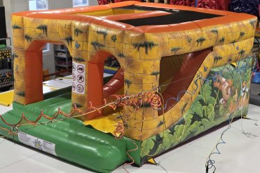 Eladó Dzsungel&#13;&#10;Csúszdás Ugráló&#13;&#10;Gyártási év: 2025&#13;&#10;&#13;&#10;Mérete: 4m x 4,7m x 2,5m&#13;&#10;&#13;&#10;Állapota: új, angol ponyvából&#13;&#10;&#13;&#10;Ára: 1.150.000 Ft+ÁFA&#13;&#10;&#13;&#10;Tartozékok: befúvó motor, rögzítő vascövekek, műszaki vizsga, javító készlet&#13;&#10;&#13;&#10;Átvételi időpont: Azonnal vihető