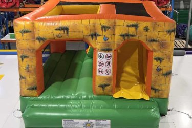 Eladó Dzsungel&#13;&#10;Csúszdás Ugráló&#13;&#10;Gyártási év: 2025&#13;&#10;&#13;&#10;Mérete: 4m x 4,7m x 2,5m&#13;&#10;&#13;&#10;Állapota: új, angol ponyvából&#13;&#10;&#13;&#10;Ára: 1.150.000 Ft+ÁFA&#13;&#10;&#13;&#10;Tartozékok: befúvó motor, rögzítő vascövekek, műszaki vizsga, javító készlet&#13;&#10;&#13;&#10;Átvételi időpont: Azonnal vihető