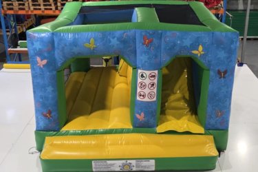 Eladó Varázsmanó&#13;&#10;Csúszdás Ugráló&#13;&#10;Gyártási év: 2025&#13;&#10;&#13;&#10;Mérete: 4m x 4,7m x 2,5m&#13;&#10;&#13;&#10;Állapota: új, angol ponyvából&#13;&#10;&#13;&#10;Ára: 1.150.000 Ft+ÁFA&#13;&#10;&#13;&#10;Tartozékok: befúvó motor, rögzítő vascövekek, műszaki vizsga, javító készlet&#13;&#10;&#13;&#10;Átvételi időpont: Azonnal vihető