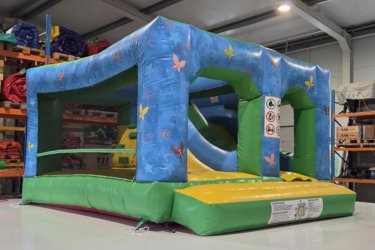 Eladó Varázsmanó&#13;&#10;Csúszdás Ugráló&#13;&#10;Gyártási év: 2025&#13;&#10;&#13;&#10;Mérete: 4m x 4,7m x 2,5m&#13;&#10;&#13;&#10;Állapota: új, angol ponyvából&#13;&#10;&#13;&#10;Ára: 1.150.000 Ft+ÁFA&#13;&#10;&#13;&#10;Tartozékok: befúvó motor, rögzítő vascövekek, műszaki vizsga, javító készlet&#13;&#10;&#13;&#10;Átvételi időpont: Azonnal vihető