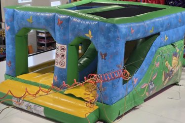 Eladó Varázsmanó&#13;&#10;Csúszdás Ugráló&#13;&#10;Gyártási év: 2025&#13;&#10;&#13;&#10;Mérete: 4m x 4,7m x 2,5m&#13;&#10;&#13;&#10;Állapota: új, angol ponyvából&#13;&#10;&#13;&#10;Ára: 1.150.000 Ft+ÁFA&#13;&#10;&#13;&#10;Tartozékok: befúvó motor, rögzítő vascövekek, műszaki vizsga, javító készlet&#13;&#10;&#13;&#10;Átvételi időpont: Azonnal vihető