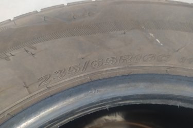 Eladó Nexen 235/65R16C tipusú kitűnő állapotú 1 szezont használt téligumi. Ára a  4 db 80.000.Ft Átvehető Vecsésen Tel 06 209 413 596