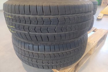 Eladó Nexen 235/65R16C tipusú kitűnő állapotú 1 szezont használt téligumi. Ára a  4 db 80.000.Ft Átvehető Vecsésen Tel 06 209 413 596