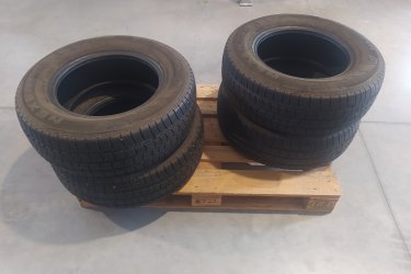 Eladó Nexen 235/65R16C tipusú kitűnő állapotú 1 szezont használt téligumi. Ára a  4 db 80.000.Ft Átvehető Vecsésen Tel 06 209 413 596