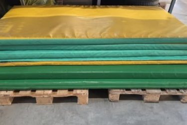 Utolsó darabok!&#13;&#10;Eladó játék elé használt ponyvával burkolt esés csillapitó szivacs&#13;&#10;2 db, és  használt ponyvával burkolt esés csillapitó polyfom tábla 4db. Mérete: 1m*2m,  6 illetve 8 cm vastag.&#13;&#10;Darabja nettó: 35.000.-Ft